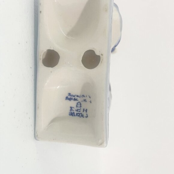 Hand Painted Delft Pottery Blue and White Dutch Kissing Couple - Picture 5 of 5